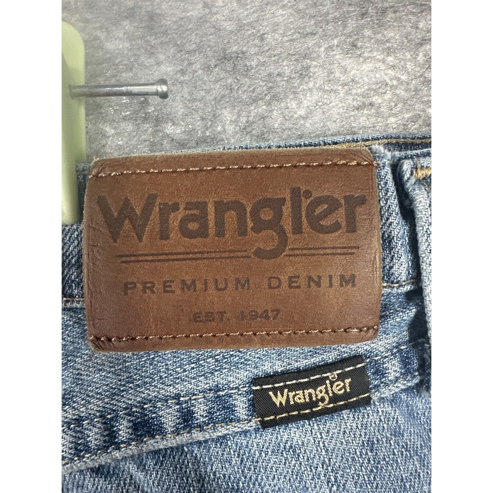 Wrangler Mens 38x30 Regular Fit Jeans Light Wash Straight Leg Zipper Fly Denim - Picture 8 of 8